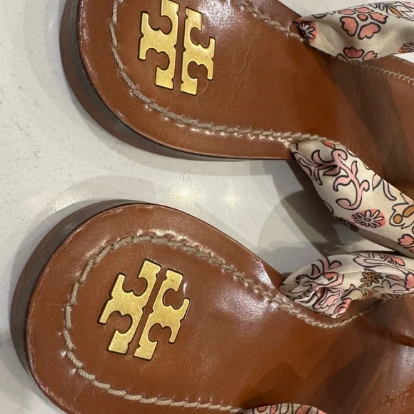 Tory Burch Carson flat thong sandal - printed satin in hicks garden color - Picture 4 of 11